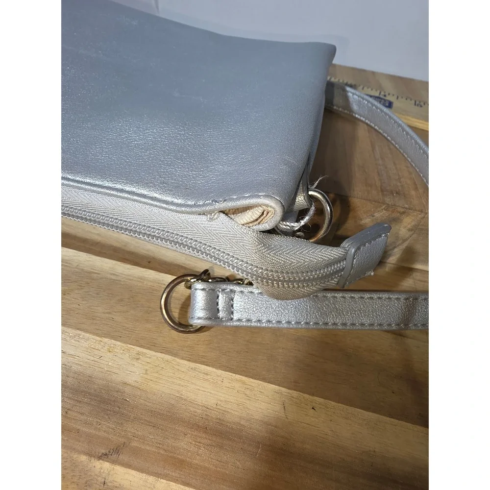 Juicy Couture Silver Metallic‎ Clutch Crossbody Chain Strap Bag 3 Inside Pockets
